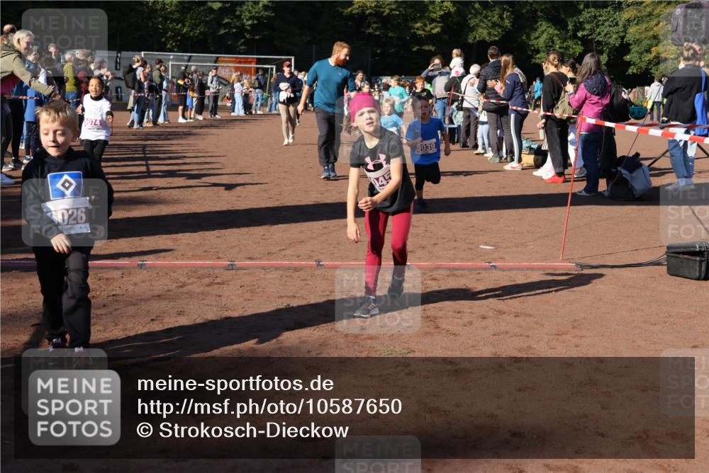 27.09.2026 - 35. Volkslauf durch das schöne Alstertal Strokosch-Dieckow http://msf.ph/oto/10587650 27.09.2026 10:46:13 Ziel 026, 5074, 111, 5039, 5019, 5022, 5023, 5026, 5027, 5029, 5039, 5045, 5051, 5055, 5058, 5074, 5975 meine-sportfotos.de