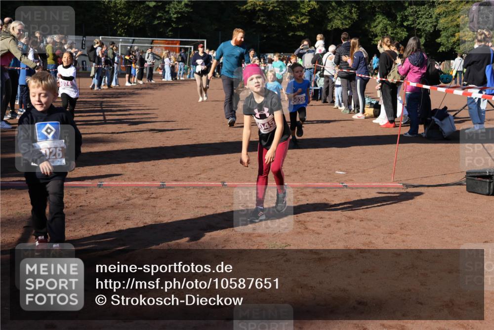 27.09.2026 - 35. Volkslauf durch das schöne Alstertal Strokosch-Dieckow http://msf.ph/oto/10587651 27.09.2026 10:46:14 Ziel 026, 2011, 5074, 5039, 5019, 5023, 5026, 5027, 5029, 5039, 5045, 5051, 5055, 5058, 5074, 5975 meine-sportfotos.de