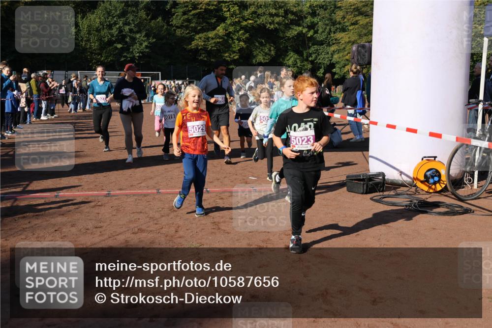 27.09.2026 - 35. Volkslauf durch das schöne Alstertal Strokosch-Dieckow http://msf.ph/oto/10587656 27.09.2026 10:46:20 Ziel 6019, 5029, 058, 05, 505, 5023, 5004, 5009, 5010, 5023, 5026, 5027, 5029, 5051, 5055, 5058, 5975, 5977, 5984 meine-sportfotos.de