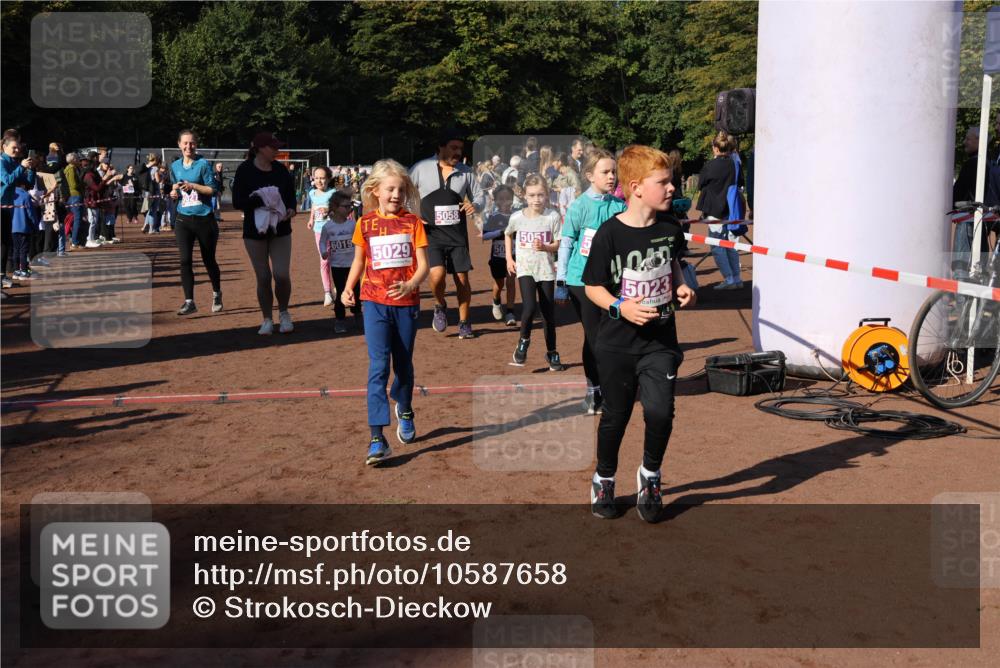 27.09.2026 - 35. Volkslauf durch das schöne Alstertal Strokosch-Dieckow http://msf.ph/oto/10587658 27.09.2026 10:46:20 Ziel 6019, 5029, 5058, 50, 5051, 5023, 5004, 5009, 5010, 5023, 5026, 5027, 5029, 5051, 5055, 5058, 5975, 5977, 5984 meine-sportfotos.de