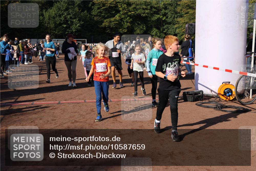 27.09.2026 - 35. Volkslauf durch das schöne Alstertal Strokosch-Dieckow http://msf.ph/oto/10587659 27.09.2026 10:46:20 Ziel 601, 5029, 5058, 5023, 5004, 5009, 5010, 5023, 5026, 5027, 5029, 5051, 5055, 5058, 5975, 5977, 5984 meine-sportfotos.de