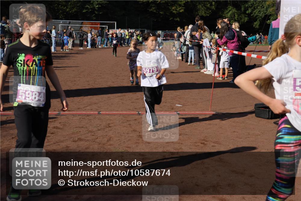 27.09.2026 - 35. Volkslauf durch das schöne Alstertal Strokosch-Dieckow http://msf.ph/oto/10587674 27.09.2026 10:46:31 Ziel 5984, 5979, 5040, 5073, 5976, 5977, 5979, 5984 meine-sportfotos.de