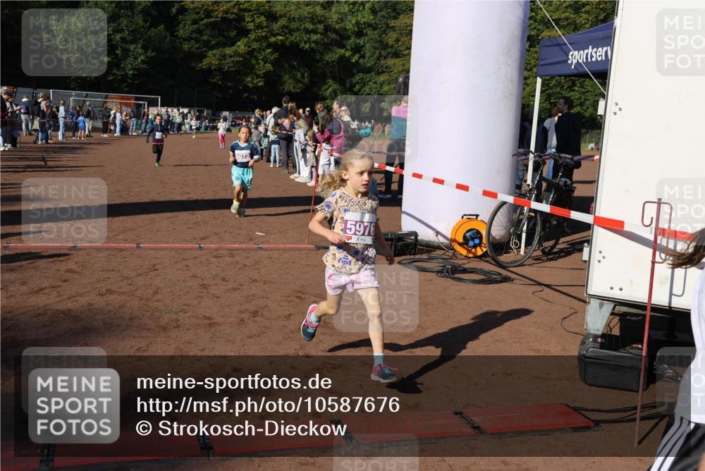 27.09.2026 - 35. Volkslauf durch das schöne Alstertal Strokosch-Dieckow http://msf.ph/oto/10587676 27.09.2026 10:46:33 Ziel 5073, 5976, 1, 5040, 5073, 5976, 5979 meine-sportfotos.de