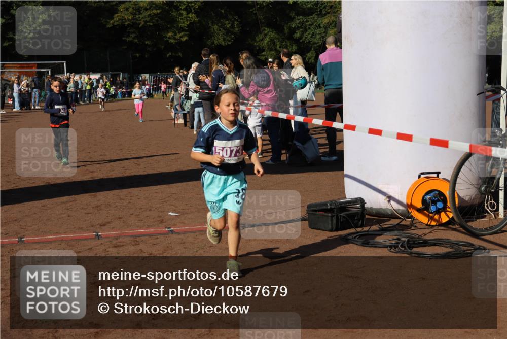 27.09.2026 - 35. Volkslauf durch das schöne Alstertal Strokosch-Dieckow http://msf.ph/oto/10587679 27.09.2026 10:46:35 Ziel 340, 5073, 5007, 5037, 5040, 5073, 5976 meine-sportfotos.de