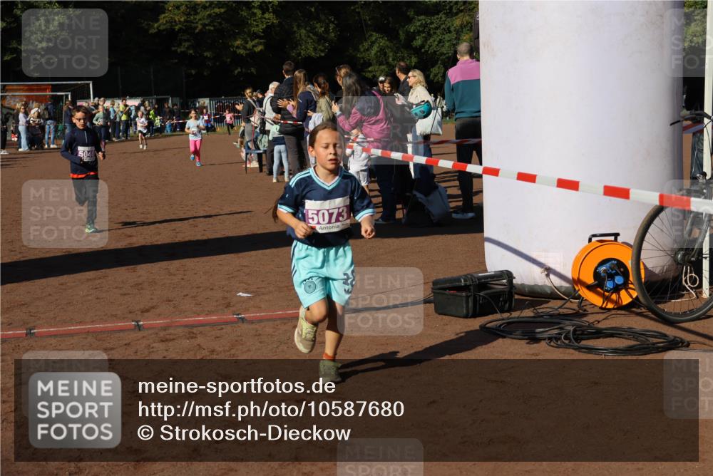 27.09.2026 - 35. Volkslauf durch das schöne Alstertal Strokosch-Dieckow http://msf.ph/oto/10587680 27.09.2026 10:46:35 Ziel 5040, 5073, 5007, 5037, 5040, 5073, 5976 meine-sportfotos.de