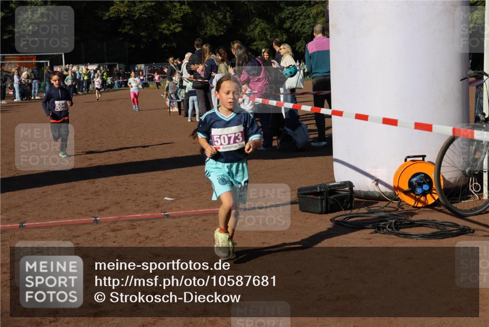 27.09.2026 - 35. Volkslauf durch das schöne Alstertal Strokosch-Dieckow http://msf.ph/oto/10587681 27.09.2026 10:46:35 Ziel 5040, 5073, 5007, 5037, 5040, 5073, 5976 meine-sportfotos.de