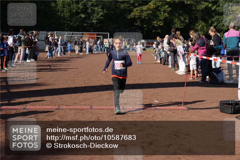 27.09.2026 - 35. Volkslauf durch das schöne Alstertal Strokosch-Dieckow http://msf.ph/oto/10587683 27.09.2026 10:46:37 Ziel 50, 5007, 5037, 5040, 5073 meine-sportfotos.de