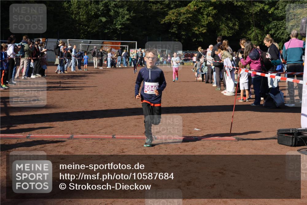 27.09.2026 - 35. Volkslauf durch das schöne Alstertal Strokosch-Dieckow http://msf.ph/oto/10587684 27.09.2026 10:46:37 Ziel 5040, 5007, 5037, 5040, 5073 meine-sportfotos.de