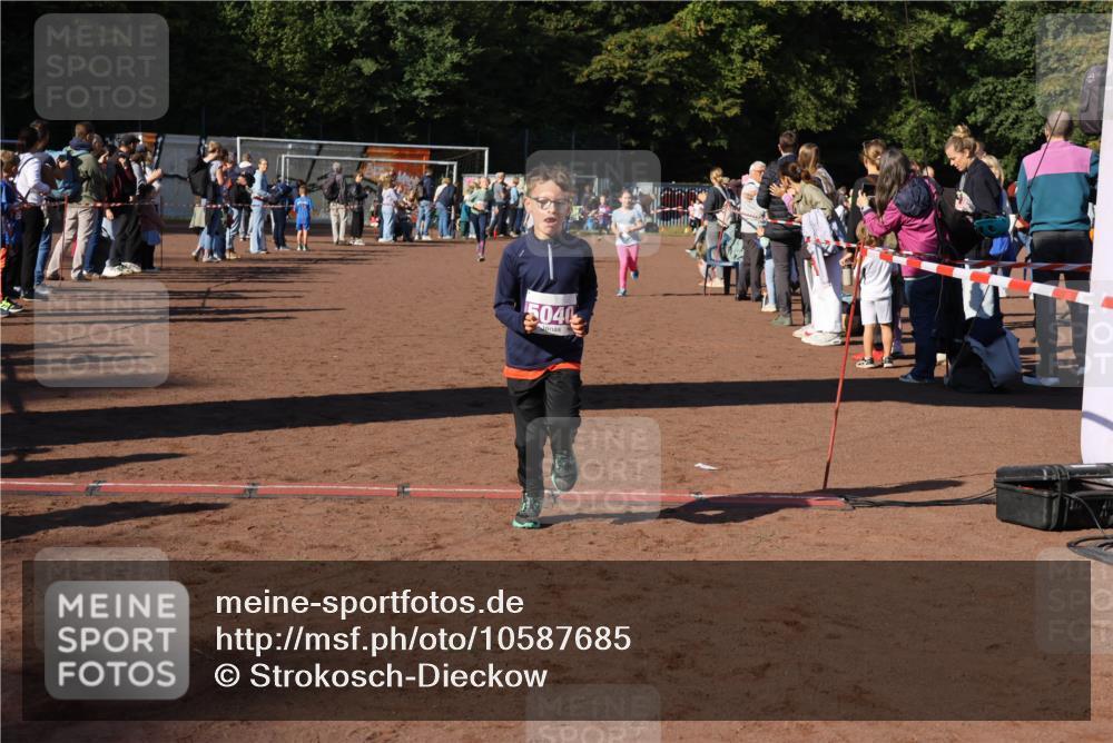 27.09.2026 - 35. Volkslauf durch das schöne Alstertal Strokosch-Dieckow http://msf.ph/oto/10587685 27.09.2026 10:46:37 Ziel 5040, 5007, 5037, 5040, 5073 meine-sportfotos.de