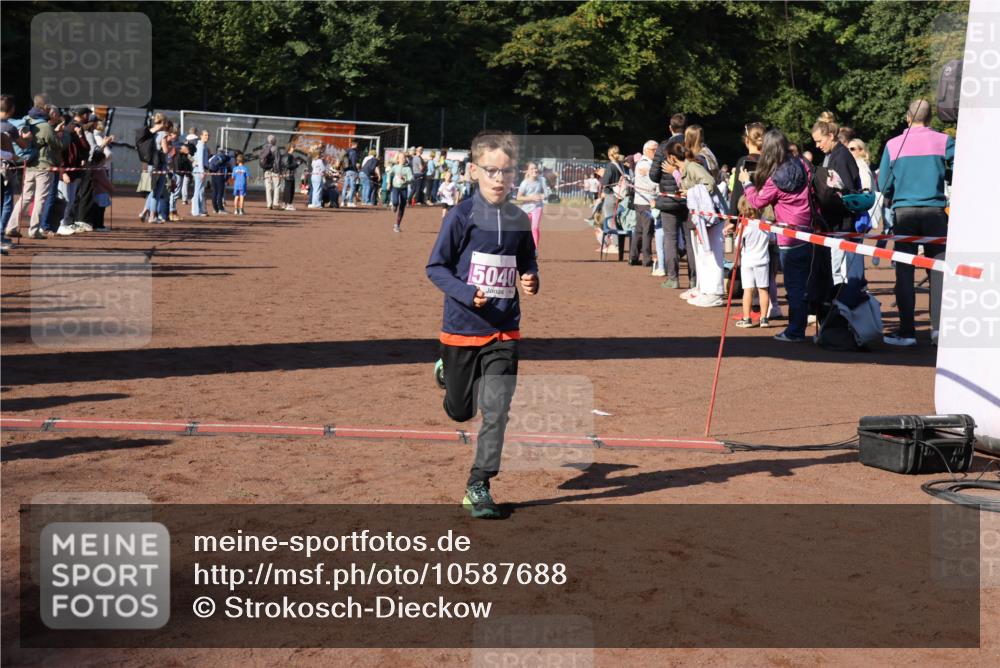 27.09.2026 - 35. Volkslauf durch das schöne Alstertal Strokosch-Dieckow http://msf.ph/oto/10587688 27.09.2026 10:46:37 Ziel 5040, 5007, 5037, 5040, 5073 meine-sportfotos.de