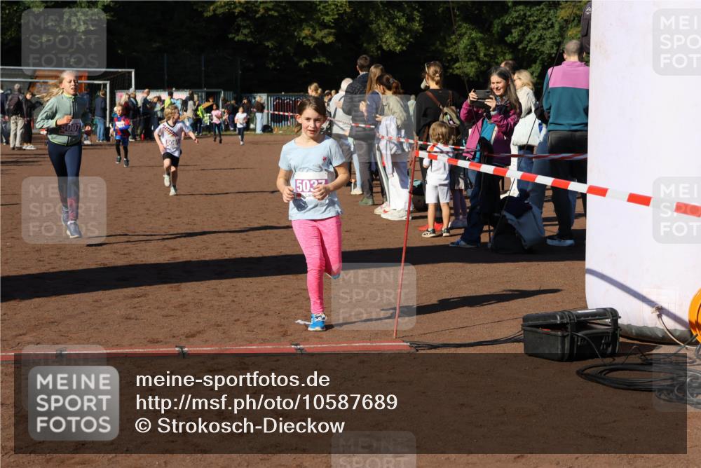 27.09.2026 - 35. Volkslauf durch das schöne Alstertal Strokosch-Dieckow http://msf.ph/oto/10587689 27.09.2026 10:46:43 Ziel 50070, 506, 5037, 5007, 5037, 5042, 5044, 5061 meine-sportfotos.de