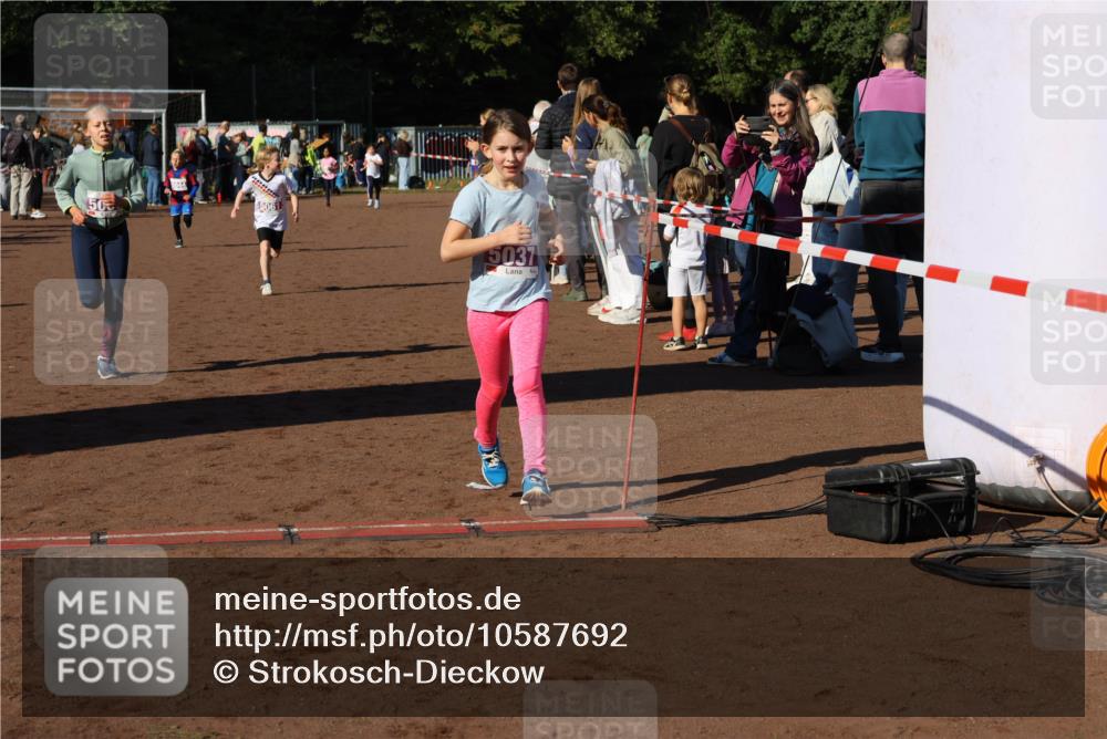 27.09.2026 - 35. Volkslauf durch das schöne Alstertal Strokosch-Dieckow http://msf.ph/oto/10587692 27.09.2026 10:46:43 Ziel 50, 5061, 5037, 5007, 5037, 5042, 5044, 5061 meine-sportfotos.de