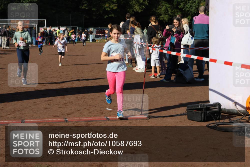 27.09.2026 - 35. Volkslauf durch das schöne Alstertal Strokosch-Dieckow http://msf.ph/oto/10587693 27.09.2026 10:46:43 Ziel 500, 5061, 5007, 5037, 5042, 5044, 5061 meine-sportfotos.de