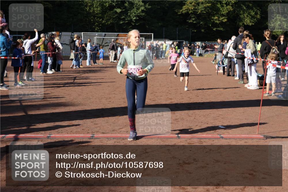 27.09.2026 - 35. Volkslauf durch das schöne Alstertal Strokosch-Dieckow http://msf.ph/oto/10587698 27.09.2026 10:46:45 Ziel 5061, 500, 5007, 5037, 5042, 5044, 5061 meine-sportfotos.de