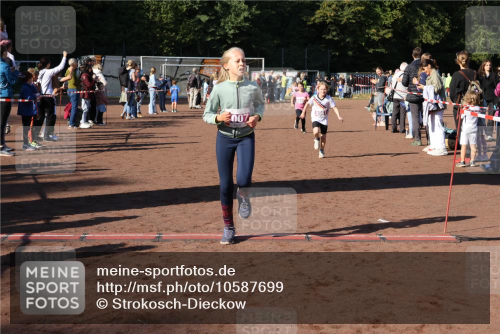 27.09.2026 - 35. Volkslauf durch das schöne Alstertal Strokosch-Dieckow http://msf.ph/oto/10587699 27.09.2026 10:46:45 Ziel 007, 5061, 5007, 5037, 5042, 5044, 5061 meine-sportfotos.de