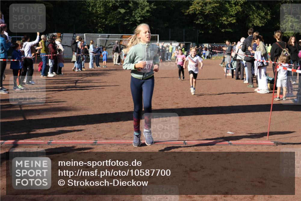 27.09.2026 - 35. Volkslauf durch das schöne Alstertal Strokosch-Dieckow http://msf.ph/oto/10587700 27.09.2026 10:46:45 Ziel 07, 5061, 5007, 5037, 5042, 5044, 5061 meine-sportfotos.de