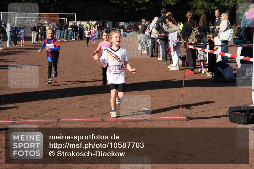 27.09.2026 - 35. Volkslauf durch das schöne Alstertal Strokosch-Dieckow http://msf.ph/oto/10587703 27.09.2026 10:46:48 Ziel 5061, 5042, 5044, 5052, 5061 meine-sportfotos.de