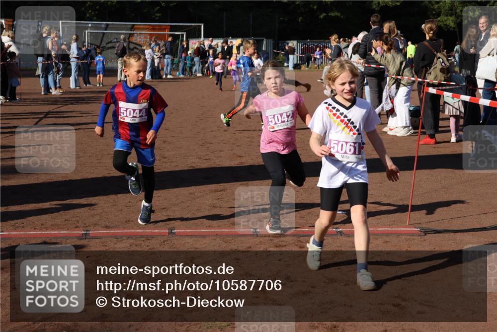 27.09.2026 - 35. Volkslauf durch das schöne Alstertal Strokosch-Dieckow http://msf.ph/oto/10587706 27.09.2026 10:46:49 Ziel 5044, 5042, 5061, 167, 5033, 5042, 5044, 5052, 5061 meine-sportfotos.de