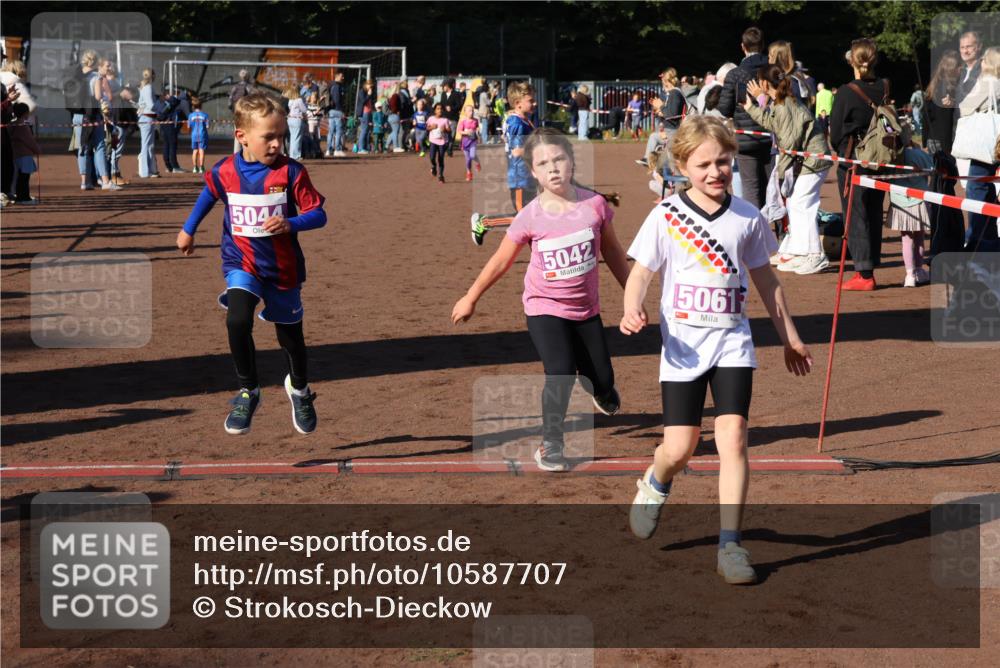 27.09.2026 - 35. Volkslauf durch das schöne Alstertal Strokosch-Dieckow http://msf.ph/oto/10587707 27.09.2026 10:46:49 Ziel 5044, 5042, 5061, 5033, 5042, 5044, 5052, 5061 meine-sportfotos.de