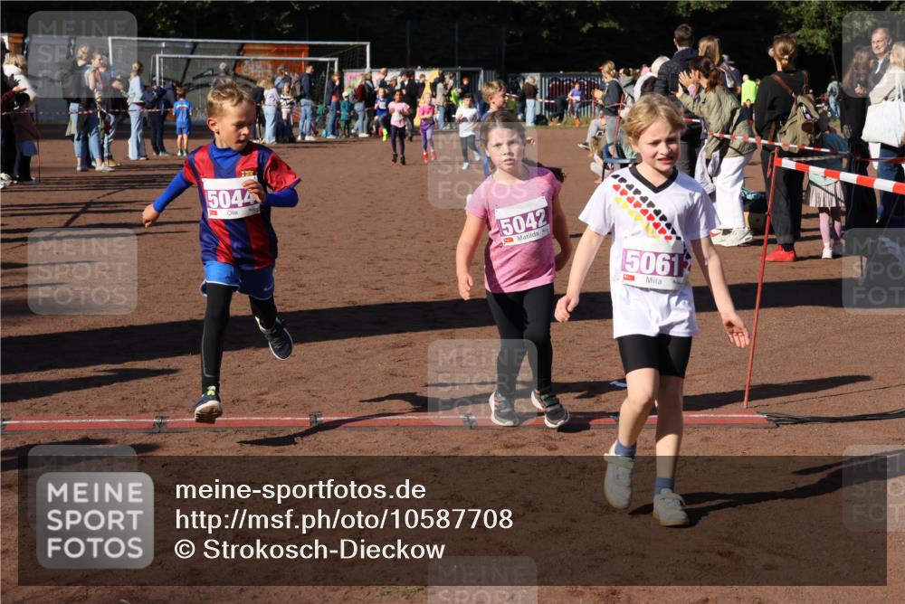 27.09.2026 - 35. Volkslauf durch das schöne Alstertal Strokosch-Dieckow http://msf.ph/oto/10587708 27.09.2026 10:46:49 Ziel 5044, 45042, 5061, 5033, 5042, 5044, 5052, 5061 meine-sportfotos.de