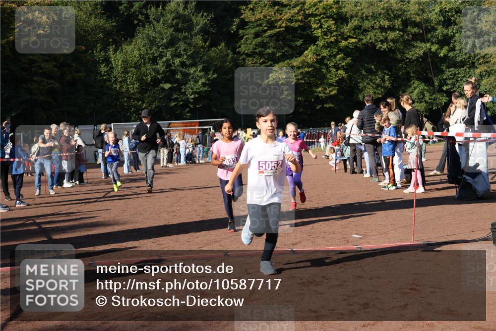 27.09.2026 - 35. Volkslauf durch das schöne Alstertal Strokosch-Dieckow http://msf.ph/oto/10587717 27.09.2026 10:46:58 Ziel 033, 5052, 5014, 5033, 5035, 5052, 5981 meine-sportfotos.de