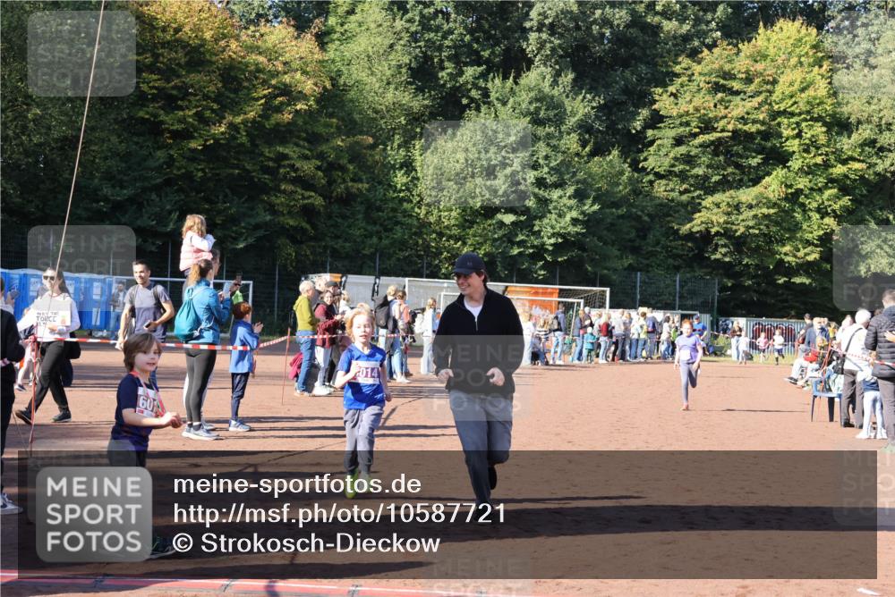 27.09.2026 - 35. Volkslauf durch das schöne Alstertal Strokosch-Dieckow http://msf.ph/oto/10587721 27.09.2026 10:47:01 Ziel 60, 2014, 5014, 5033, 5035, 5981 meine-sportfotos.de
