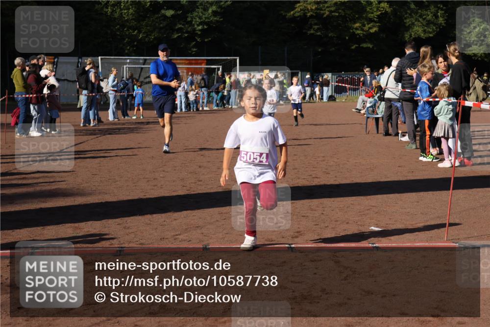 27.09.2026 - 35. Volkslauf durch das schöne Alstertal Strokosch-Dieckow http://msf.ph/oto/10587738 27.09.2026 10:47:12 Ziel 5054, 5048, 5049, 5053, 5054 meine-sportfotos.de
