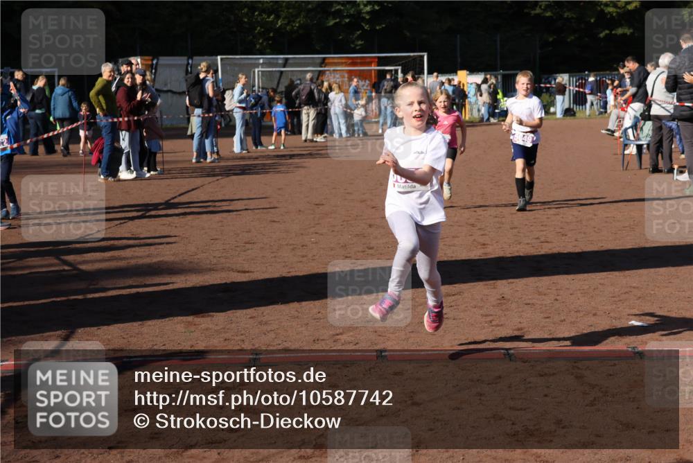 27.09.2026 - 35. Volkslauf durch das schöne Alstertal Strokosch-Dieckow http://msf.ph/oto/10587742 27.09.2026 10:47:17 Ziel 5048, 5049, 5053 meine-sportfotos.de