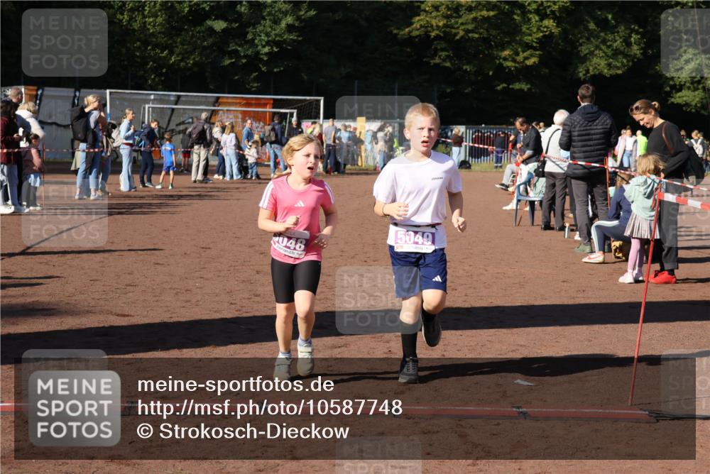 27.09.2026 - 35. Volkslauf durch das schöne Alstertal Strokosch-Dieckow http://msf.ph/oto/10587748 27.09.2026 10:47:20 Ziel 048, 5049, 5048, 5049, 5053 meine-sportfotos.de