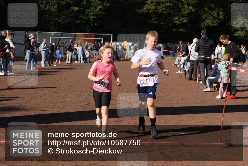 27.09.2026 - 35. Volkslauf durch das schöne Alstertal Strokosch-Dieckow http://msf.ph/oto/10587750 27.09.2026 10:47:20 Ziel 048, 50492, 5048, 5049, 5053 meine-sportfotos.de