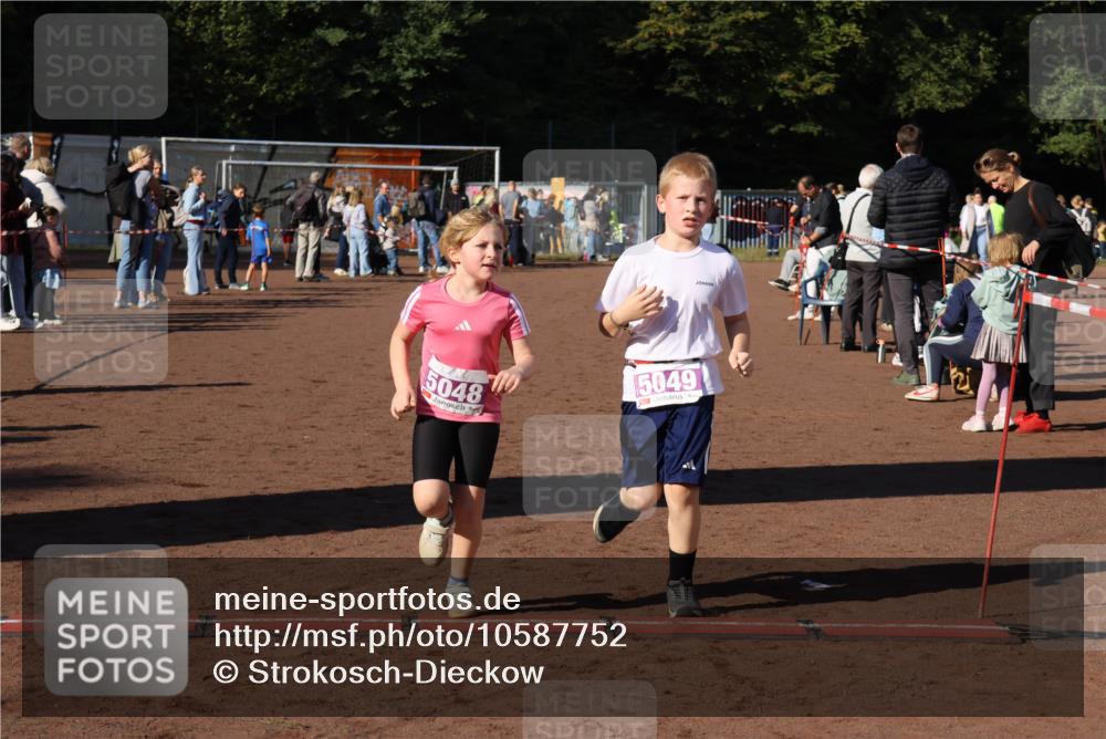 27.09.2026 - 35. Volkslauf durch das schöne Alstertal Strokosch-Dieckow http://msf.ph/oto/10587752 27.09.2026 10:47:21 Ziel 5048, 5049, 5048, 5049 meine-sportfotos.de