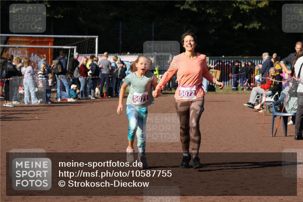 27.09.2026 - 35. Volkslauf durch das schöne Alstertal Strokosch-Dieckow http://msf.ph/oto/10587755 27.09.2026 10:47:50 Ziel 5071, 5072, 5071, 5072 meine-sportfotos.de