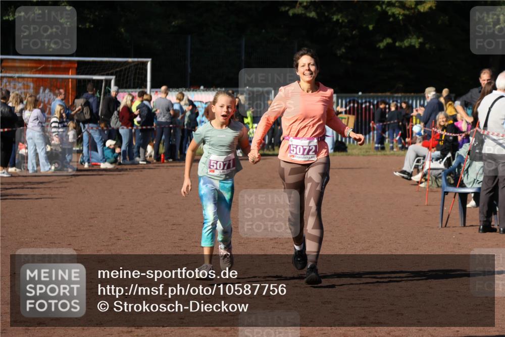 27.09.2026 - 35. Volkslauf durch das schöne Alstertal Strokosch-Dieckow http://msf.ph/oto/10587756 27.09.2026 10:47:50 Ziel 5071, 5072, 5071, 5072 meine-sportfotos.de