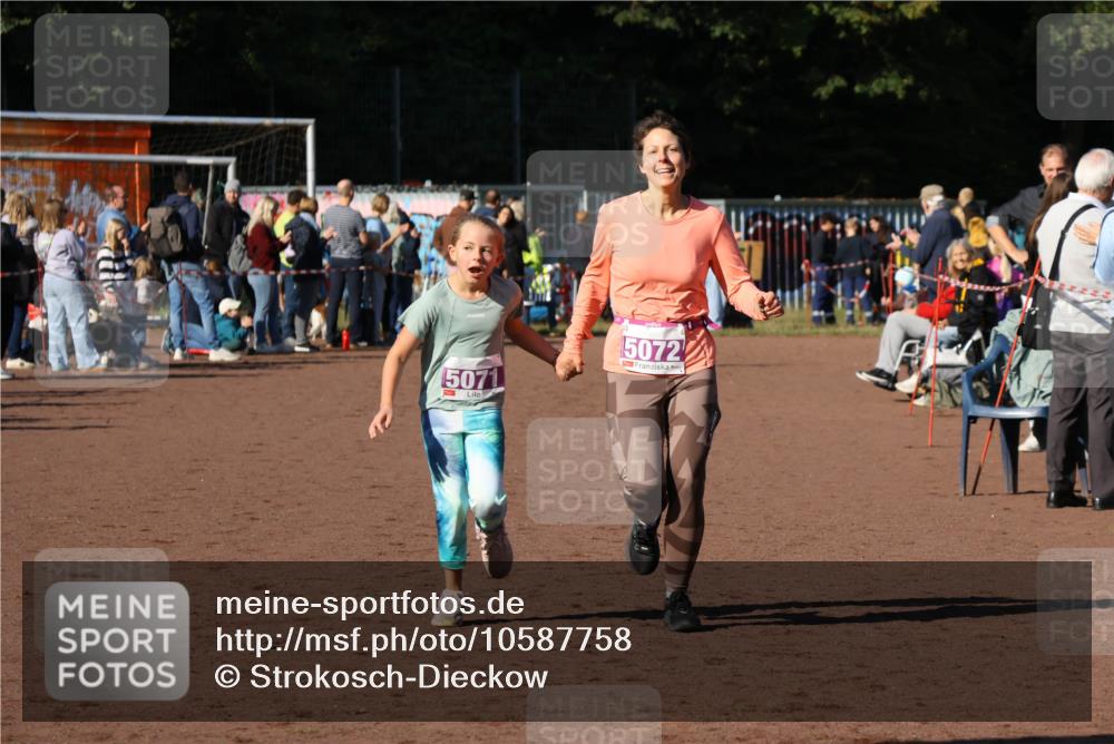 27.09.2026 - 35. Volkslauf durch das schöne Alstertal Strokosch-Dieckow http://msf.ph/oto/10587758 27.09.2026 10:47:50 Ziel 5071, 5072, 5071, 5072 meine-sportfotos.de