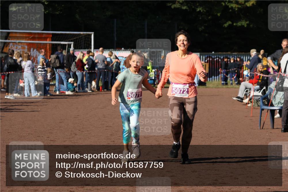 27.09.2026 - 35. Volkslauf durch das schöne Alstertal Strokosch-Dieckow http://msf.ph/oto/10587759 27.09.2026 10:47:50 Ziel 5071, 5072, 5071, 5072 meine-sportfotos.de