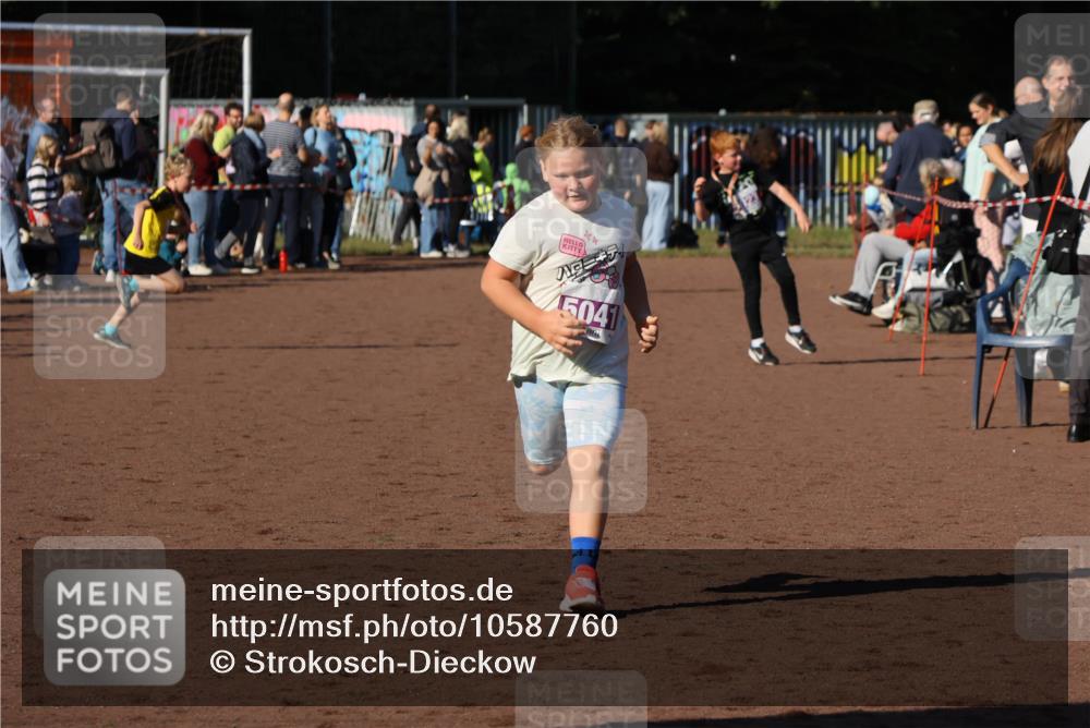 27.09.2026 - 35. Volkslauf durch das schöne Alstertal Strokosch-Dieckow http://msf.ph/oto/10587760 27.09.2026 10:47:59 Ziel 2, 3, 5041, 5041 meine-sportfotos.de