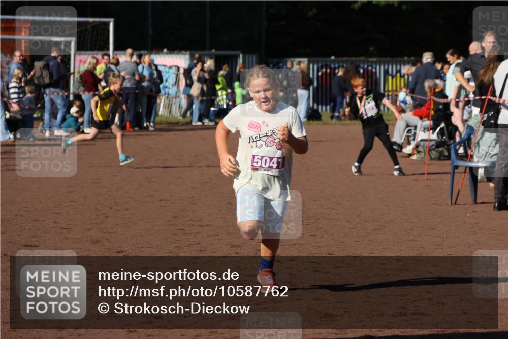 27.09.2026 - 35. Volkslauf durch das schöne Alstertal Strokosch-Dieckow http://msf.ph/oto/10587762 27.09.2026 10:48:00 Ziel 5041, 5041 meine-sportfotos.de