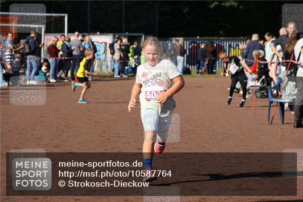27.09.2026 - 35. Volkslauf durch das schöne Alstertal Strokosch-Dieckow http://msf.ph/oto/10587764 27.09.2026 10:48:00 Ziel 50, 5041 meine-sportfotos.de