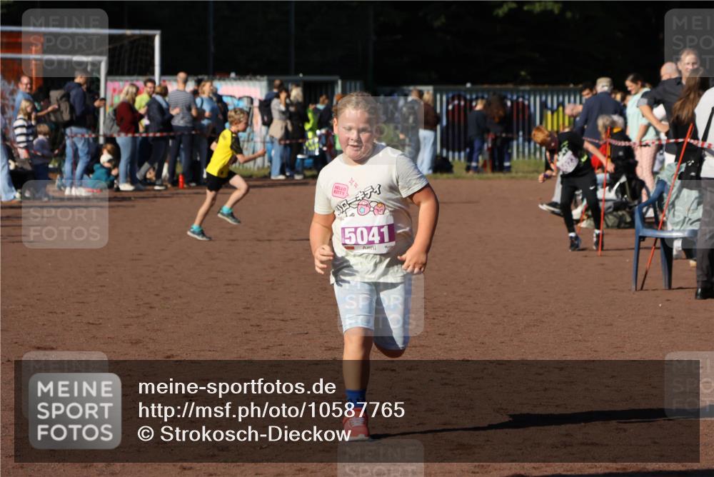 27.09.2026 - 35. Volkslauf durch das schöne Alstertal Strokosch-Dieckow http://msf.ph/oto/10587765 27.09.2026 10:48:00 Ziel 5041, 5041 meine-sportfotos.de