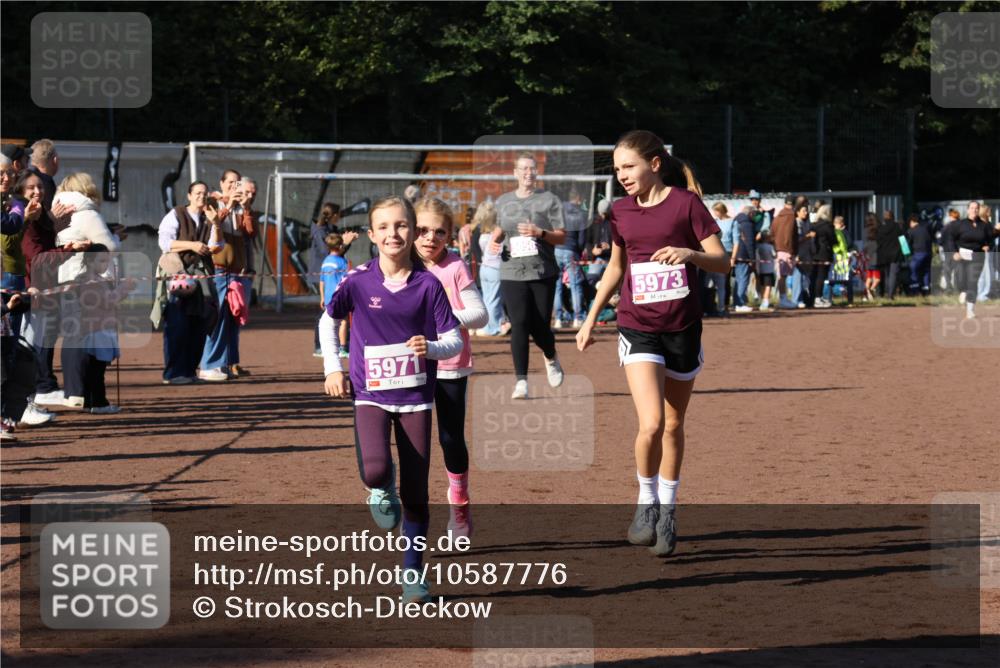 27.09.2026 - 35. Volkslauf durch das schöne Alstertal Strokosch-Dieckow http://msf.ph/oto/10587776 27.09.2026 10:48:27 Ziel 5971, 5973, 5050, 5971, 5972, 5973 meine-sportfotos.de