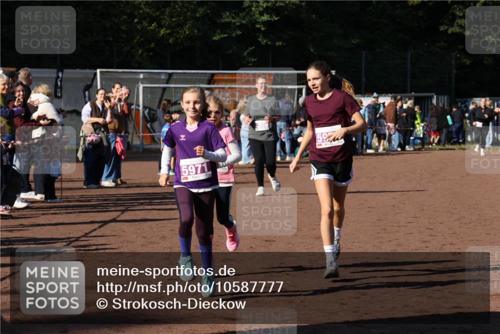 27.09.2026 - 35. Volkslauf durch das schöne Alstertal Strokosch-Dieckow http://msf.ph/oto/10587777 27.09.2026 10:48:27 Ziel 5971, 050, 59, 5050, 5971, 5972, 5973 meine-sportfotos.de