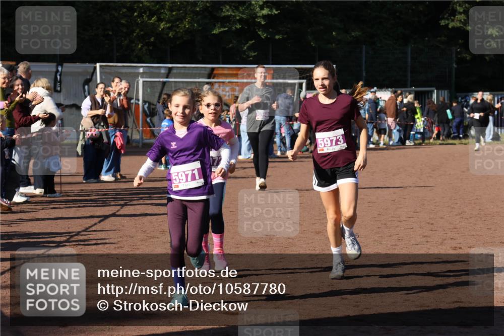 27.09.2026 - 35. Volkslauf durch das schöne Alstertal Strokosch-Dieckow http://msf.ph/oto/10587780 27.09.2026 10:48:27 Ziel 5971, 5050, 5973, 5050, 5971, 5972, 5973 meine-sportfotos.de