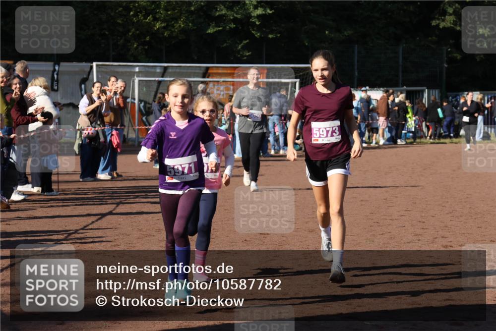 27.09.2026 - 35. Volkslauf durch das schöne Alstertal Strokosch-Dieckow http://msf.ph/oto/10587782 27.09.2026 10:48:27 Ziel 5971, 5973, 5050, 5971, 5972, 5973 meine-sportfotos.de