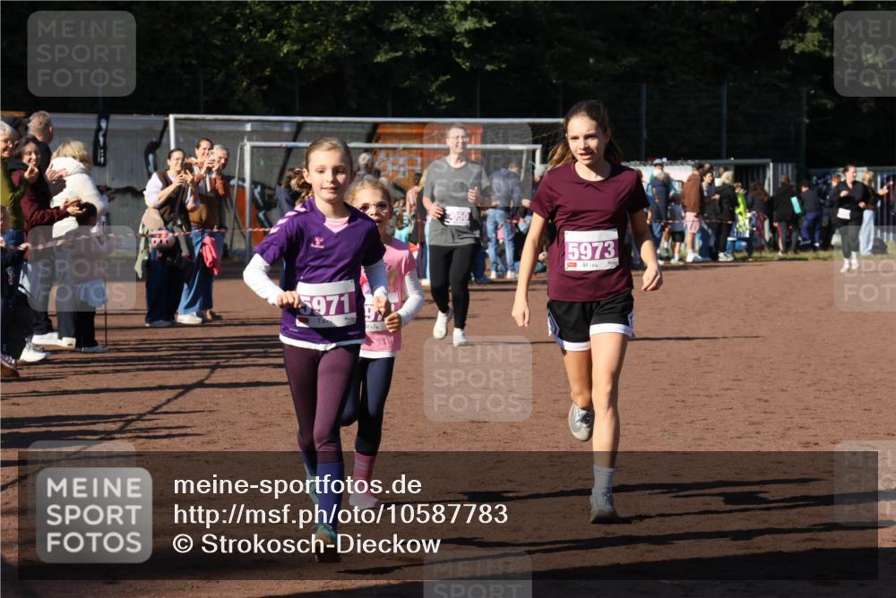 27.09.2026 - 35. Volkslauf durch das schöne Alstertal Strokosch-Dieckow http://msf.ph/oto/10587783 27.09.2026 10:48:28 Ziel 5971, 050, 5973, 5050, 5971, 5972, 5973 meine-sportfotos.de