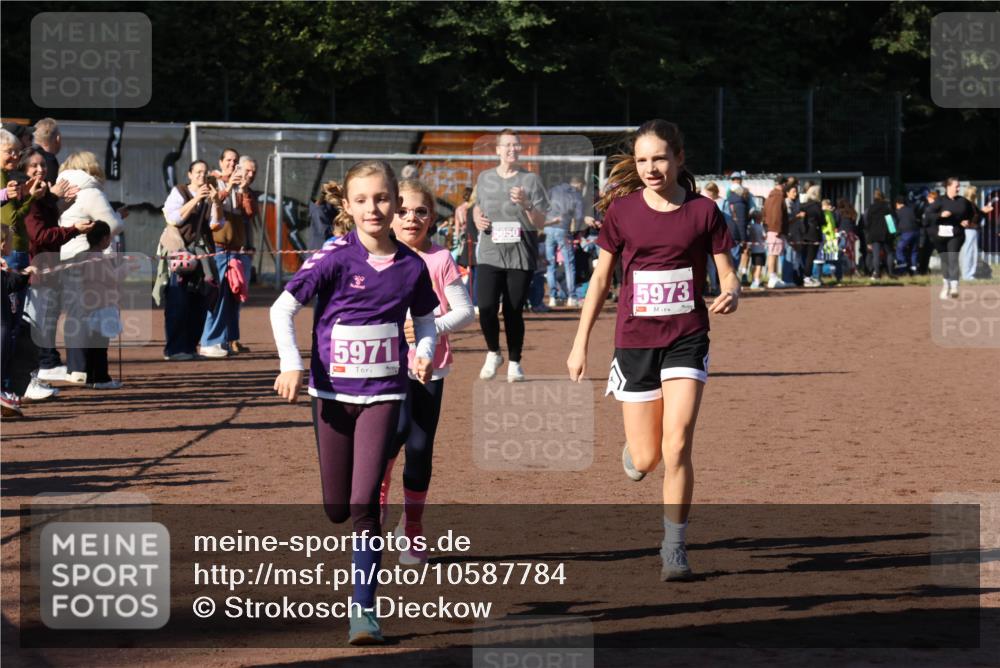 27.09.2026 - 35. Volkslauf durch das schöne Alstertal Strokosch-Dieckow http://msf.ph/oto/10587784 27.09.2026 10:48:28 Ziel 5971, 5050, 5973, 5050, 5971, 5972, 5973 meine-sportfotos.de