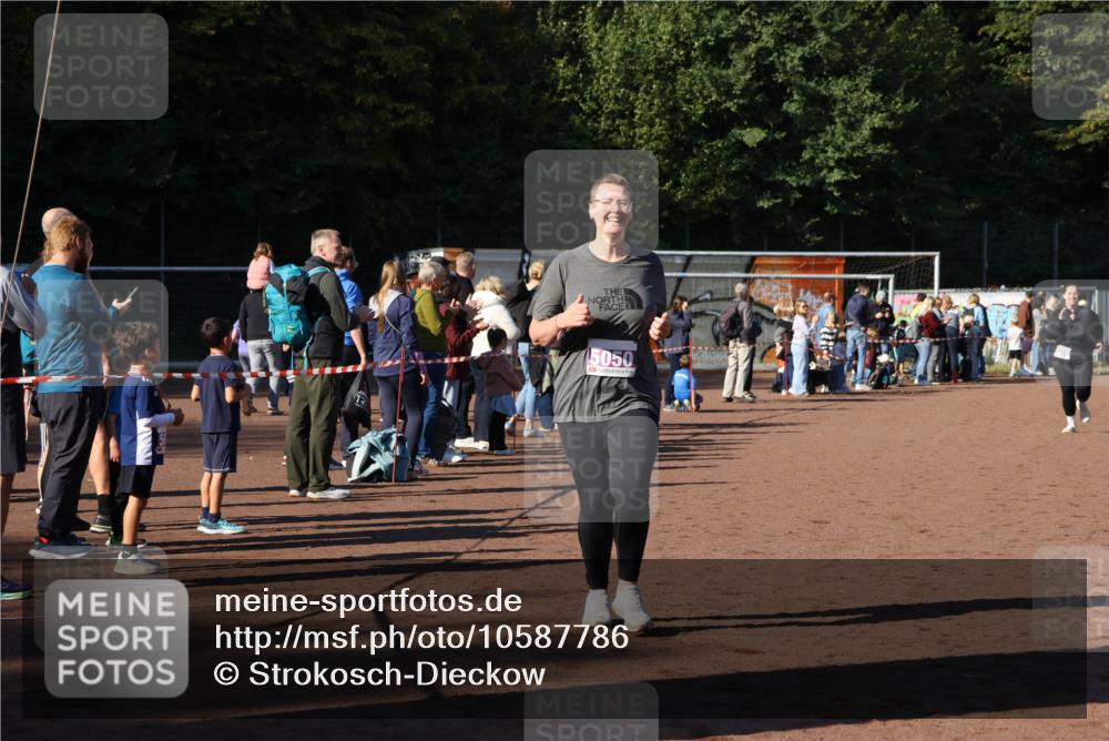 27.09.2026 - 35. Volkslauf durch das schöne Alstertal Strokosch-Dieckow http://msf.ph/oto/10587786 27.09.2026 10:48:34 Ziel 5050, 5024, 5025, 5050 meine-sportfotos.de