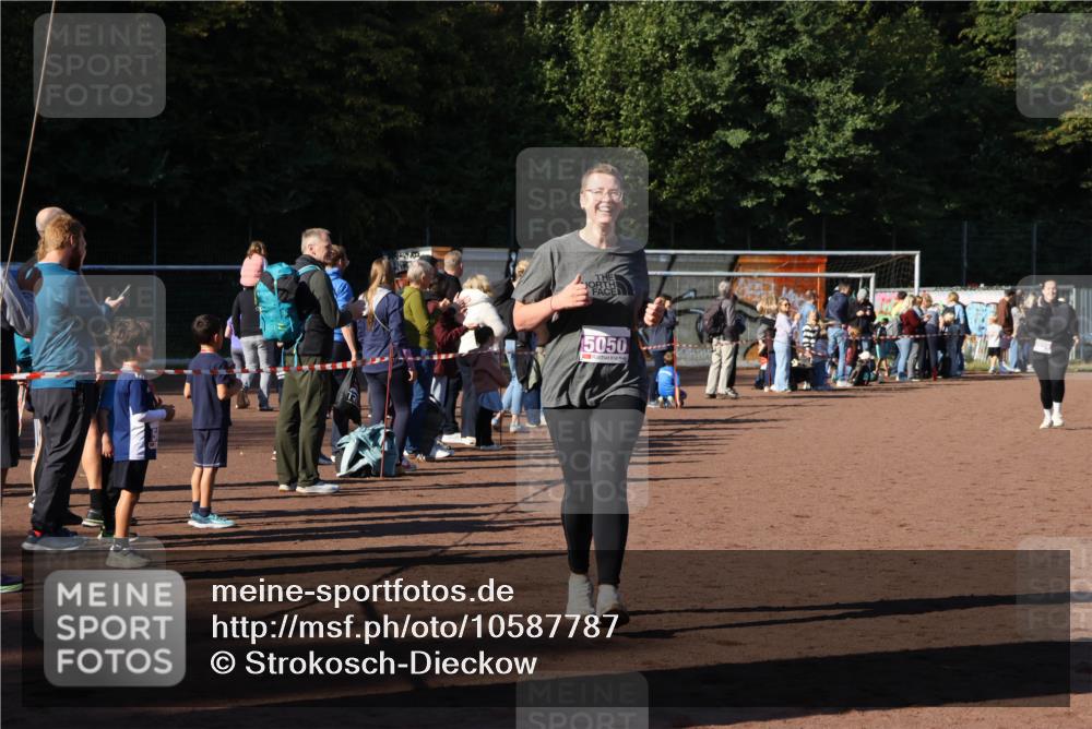 27.09.2026 - 35. Volkslauf durch das schöne Alstertal Strokosch-Dieckow http://msf.ph/oto/10587787 27.09.2026 10:48:35 Ziel 5050, 5024, 5025, 5050 meine-sportfotos.de