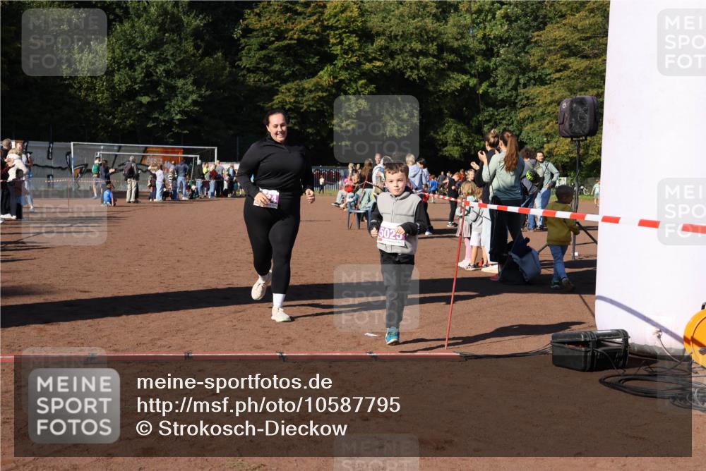 27.09.2026 - 35. Volkslauf durch das schöne Alstertal Strokosch-Dieckow http://msf.ph/oto/10587795 27.09.2026 10:48:43 Ziel 5023, 5024, 5025, 5983 meine-sportfotos.de