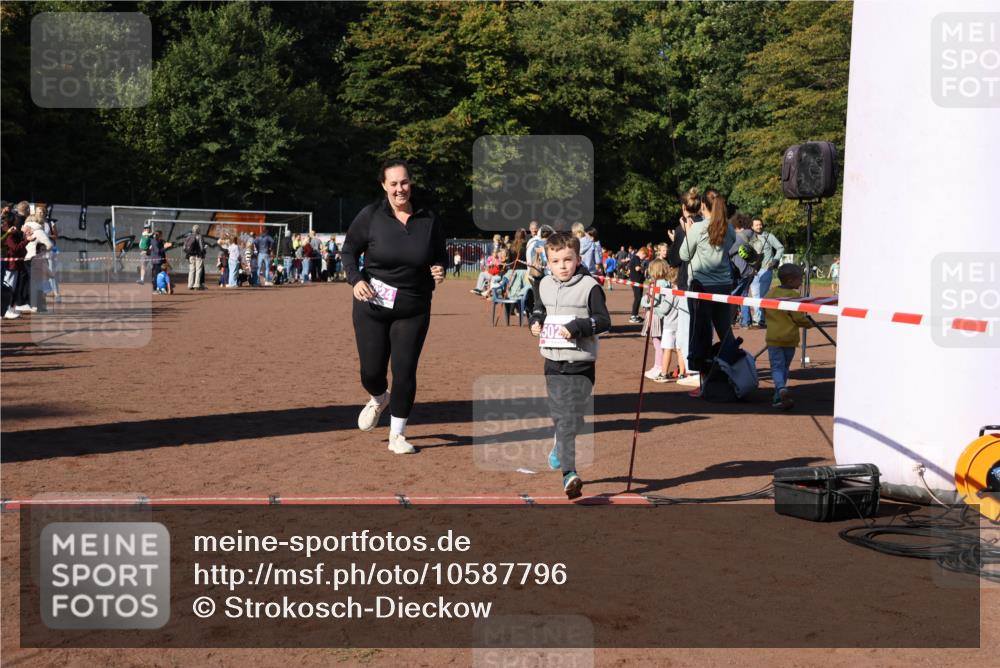27.09.2026 - 35. Volkslauf durch das schöne Alstertal Strokosch-Dieckow http://msf.ph/oto/10587796 27.09.2026 10:48:43 Ziel 5024, 5025, 5983 meine-sportfotos.de