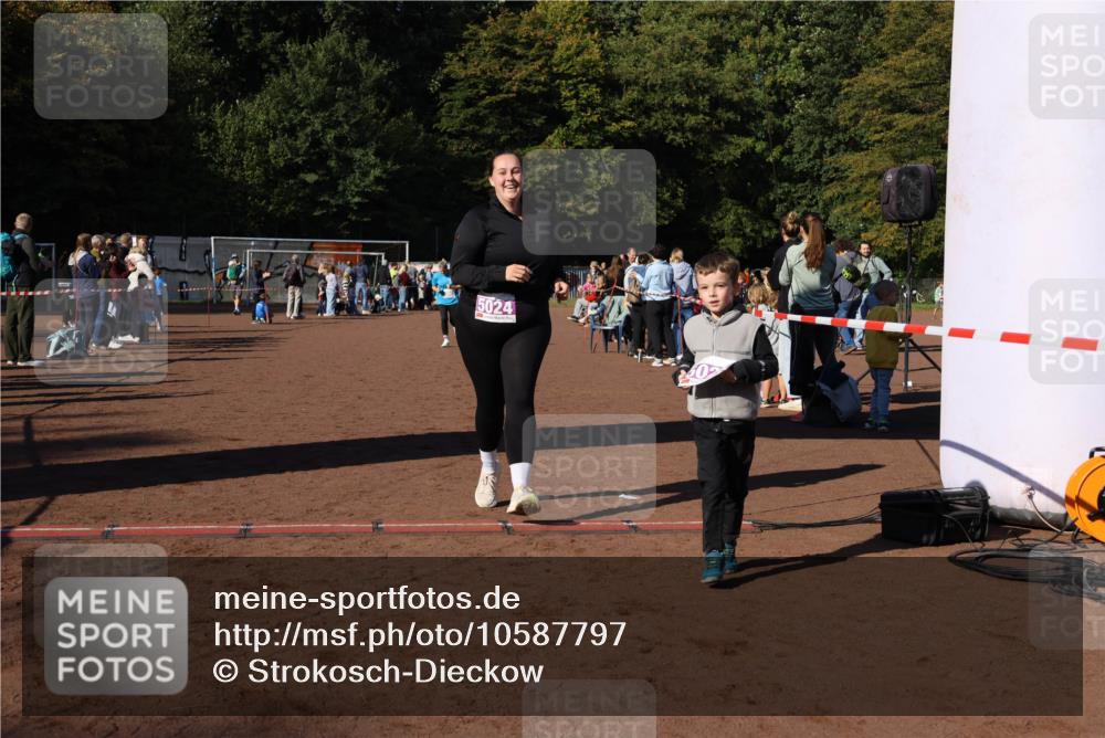 27.09.2026 - 35. Volkslauf durch das schöne Alstertal Strokosch-Dieckow http://msf.ph/oto/10587797 27.09.2026 10:48:43 Ziel 5024, 5024, 5025, 5983 meine-sportfotos.de